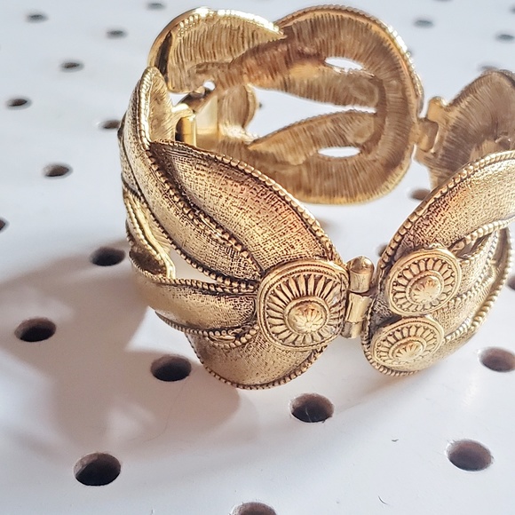 Elizabeth Cole Jewelry - Designer Elizabeth Cole Snap Bangle bracelet
